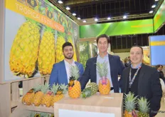 El equipo de Tropicales Del Valle, formado por José Carlos Chaves, Michael Nuno y Eric Ramírez, con las piñas de la empresa.